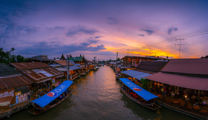 Fototapeta na wymiar View of Amphawa Floating Market Towns and tourists walk shopping, eat and take pictures around the area. There are many restaurants in the area. Is one of the most popular floating markets in Thailand