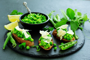 Crostini with pea puree, mint and parmesan. Snack.