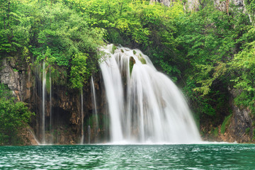 Fototapeta na wymiar beautiful waterfall in Croatia