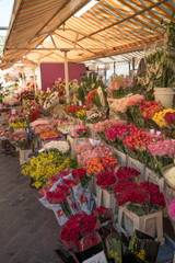 Fototapeta na wymiar marché aux fleurs de Nice sur le cours Soleya
