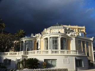 rotonde de Beaulieu sur Mer sous un ciel orageux