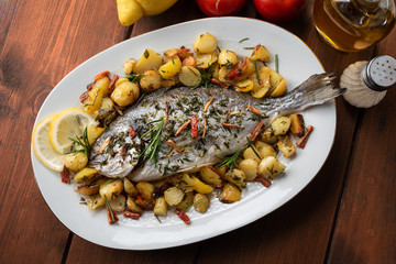 Deliziosa orata di mare con patate al forno