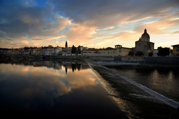 Fototapeta premium Veduta di Firenze che si specchia nel fiume Arno al tramonto