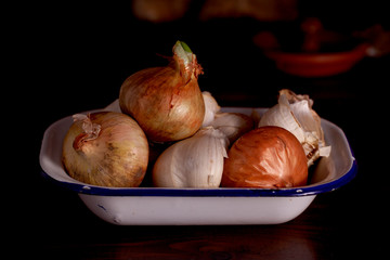 Cebollas y ajos en la cocina listos para cocinar (macro)