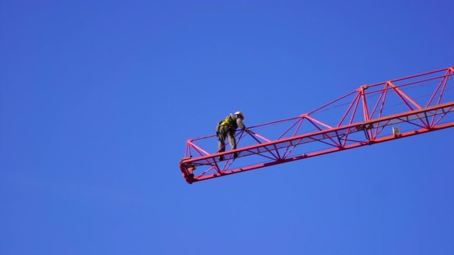 Construcci&oacute;n de una gr&uacute;a para la realizaci&oacute;n de un bloque de pisos en Barcelona, Catalunya, Espa&ntilde;a, Europa
