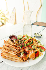 Zdrowy lunch na białym stole.