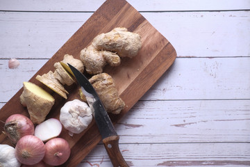 ginger, garlic and onion on chopping board