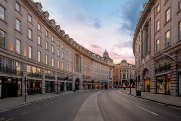 Foto auf Glas LONDON, GROSSBRITANNIEN - 30. MÄRZ 2020: Leere Straßen in der Regents Street, London City Centre während COVID-19, Sperrung während des Coronavirus © Mrton