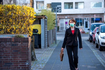 Frau mit Atemschutzmaske