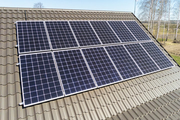 Panele fotowoltaiczne na dachu w słoneczny dzień. Fotowoltaika, dach, energia słoneczna - obrazy, fototapety, plakaty