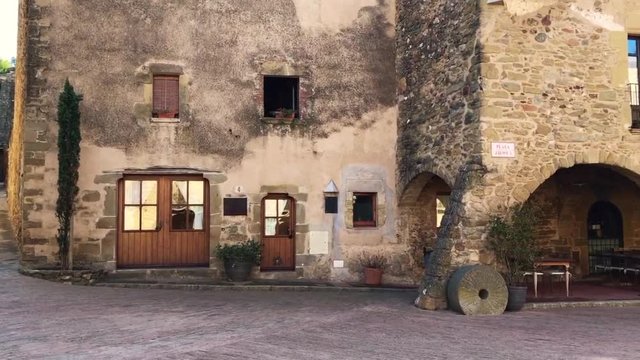 Pel&iacute;cula o video de Monells municipio de Cru&iuml;lles, Monells i Sant Sadurn&iacute; de l'Heura en la comarca del Baix Empord&agrave;, Girona, Catalunya, Espa&ntilde;a, Europa
