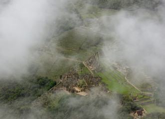 Machu picchu entre las nubes