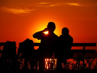 Paar genießt den Sonnenuntergang