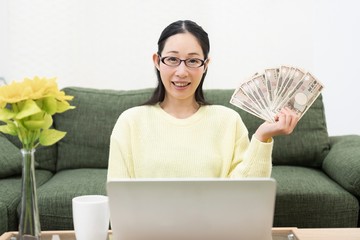お金を手に持つ女性
