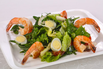 Fototapeta na wymiar Salad with prawn, rocket and eggs