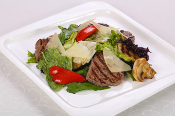Salad with grilled beef and vegetables