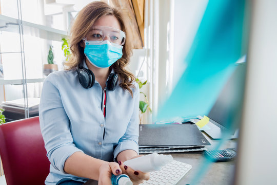 Frau mit Atemschutz maske arbeitet im Büro oder in Home office. Corona virus konzept.