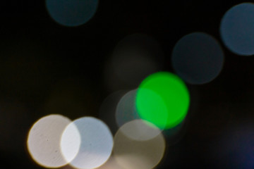 Bokeh einer Straße bei Nacht mit verschiedenen Lichtern in mehreren Farben im Hintergrund