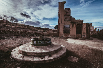 plaza en belchite viejo restos de la guerra civil española, pintadas bando nacional