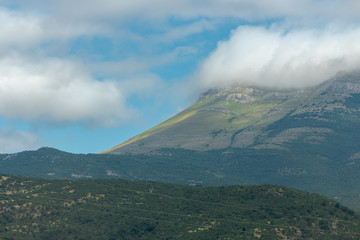 Blick auf die im Nebel versteckte Berge mit blauem Himmel