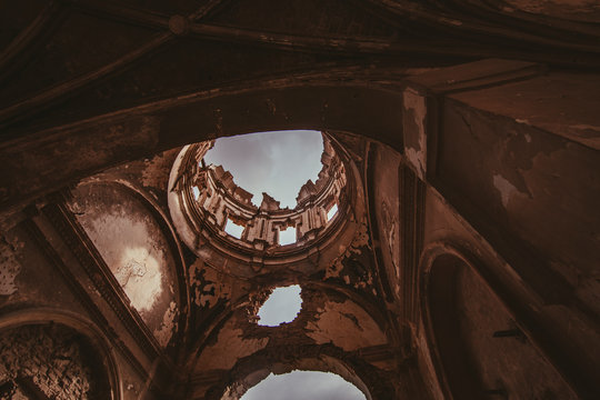 cupula en ruinas de la iglesia del pueblo viejo de belchite, restos de la guerra civil espa&ntilde;ola