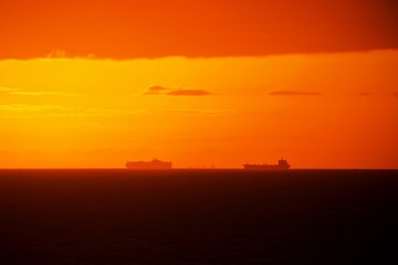 Schiffe am Horizont im Sonnenaufgang