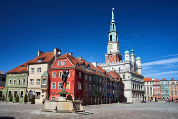 Obraz premium fountain with a statue of Apollo on the market square in the market square with Renaissance town hall tower in Poznan.