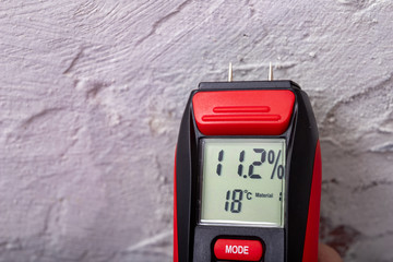 Fototapeta Plaster moisture measurement using an electronic meter. Measurements in the home workshop. obraz