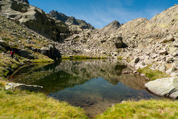 Fototapeta na wymiar Laguna de Brincalobitos en el conjunto de Cinco Lagunas, en el Parque Regional de la Sierra de Gredos.