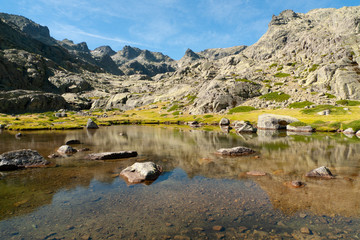 Laguna Majalaescoba en la ruta hacia Cinco Lagunas, en el Parque Regional de la Sierra de Gredos
