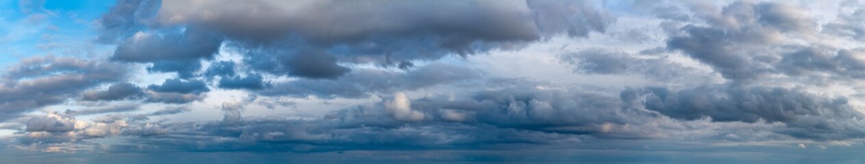 Obraz premium Fantastic clouds at sunrise