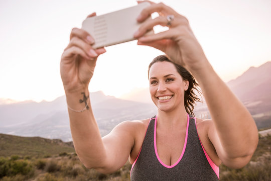 Plus-Size-Model doing sports in the countryside