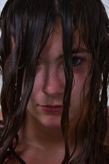 Portrait de la tristesse d'une jeune femme violée