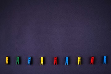 Naklejka premium clothes pegs background