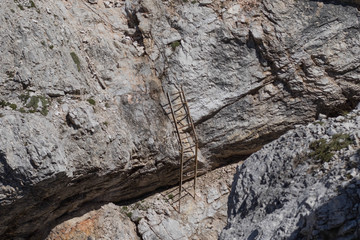 Elements set by man to facilitate the route via ferrata