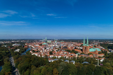 Fototapeta na wymiar Straße in die Stadt Lübeck