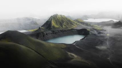 Fotobehang Donkergrijs Blauw meer in IJsland