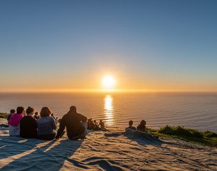 Fototapeta premium Tourists watching the sunset from Signal Hill, Cape Town (South Africa)