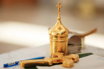 Obraz na płótnie Canvas Russian eastern orthodox church golden cross and communion cup