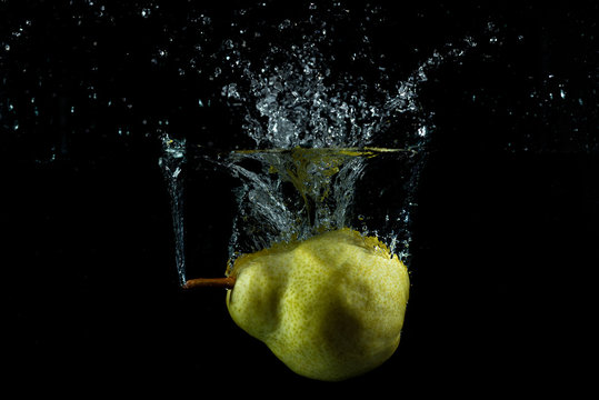 splash de pera en el agua