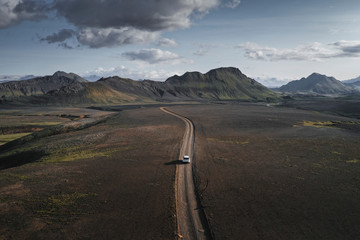 Car on a dirt road © rawpixel.com