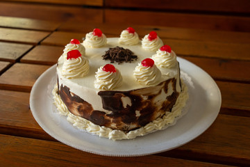 Torta selva negra con chocolate, crema y guindas