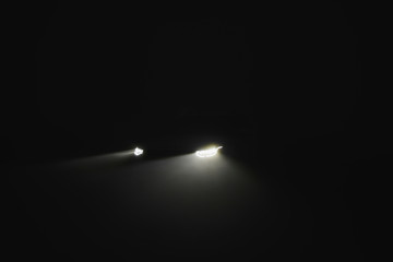 Headlights through the dark © rawpixel.com