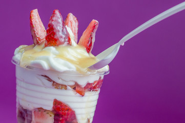 fresas con crema con fondo morado