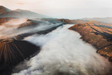 Foto op Plexiglas Donkergrijs Bewolkte vulkaan in Indonesië
