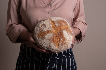 Bela mulher branca ocidental segurando um Pão Italiano de fermentação natural rústica
