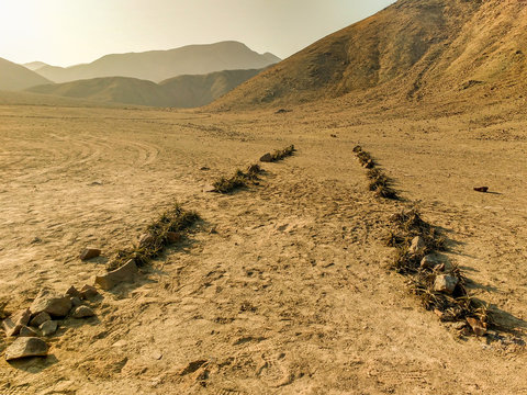 Camino de piedras en desierto