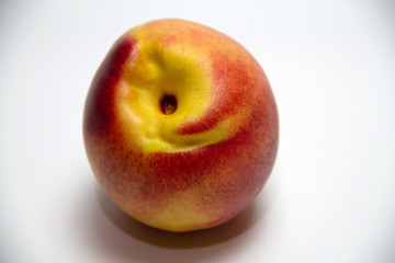 Uma fruta, nectarina isolada no branco