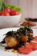 Boiled eggs stir-fried with tamarind sauce.