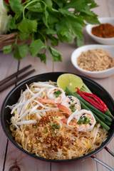 Pad Thai fresh shrimp in a pan.